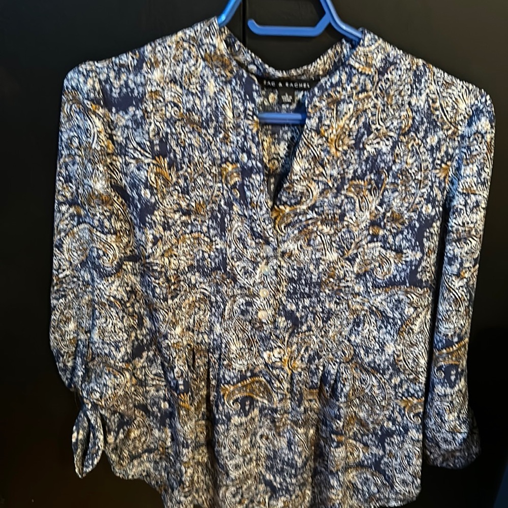 Zac and Rachel Woman’s blouse. V neck with buttons. Size Small.